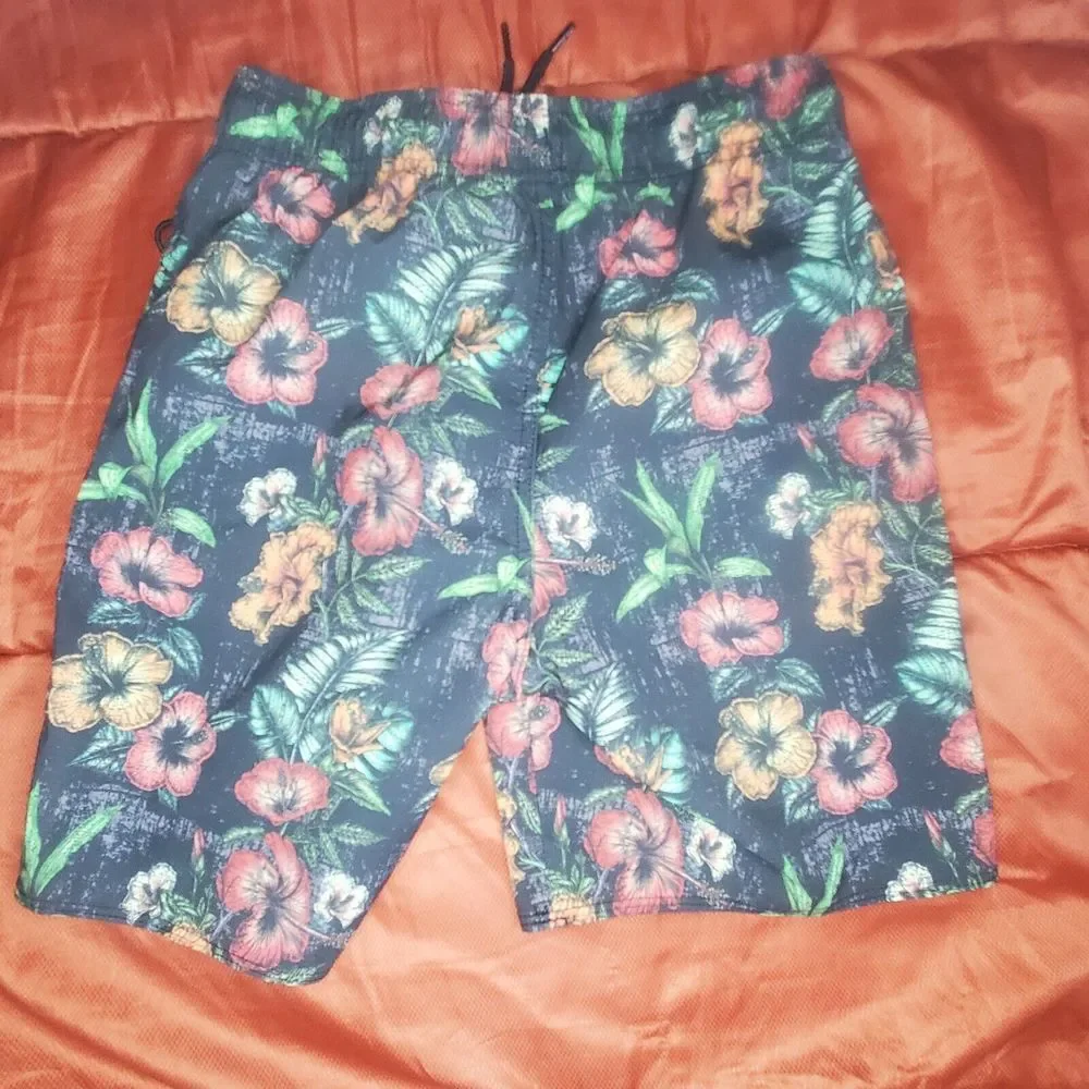Psycho Tuna Swim Trunks Youth Medium 10-12 Board Shorts Hawaii Tropical‎ Flowers